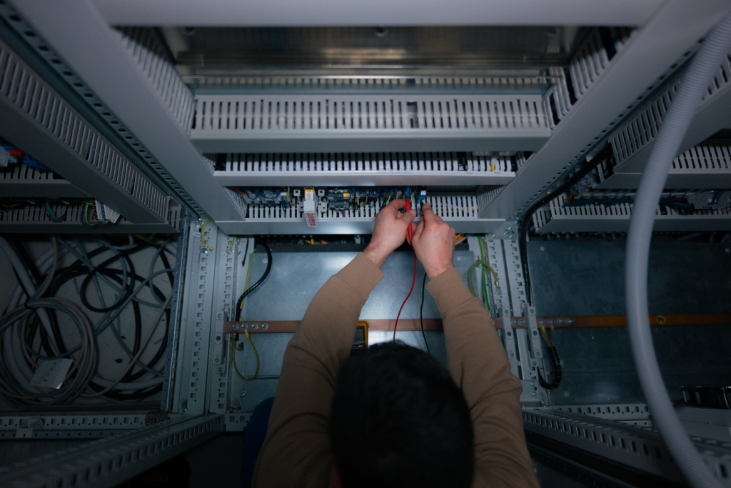employé du service eau branche des cables dans la salle informatique