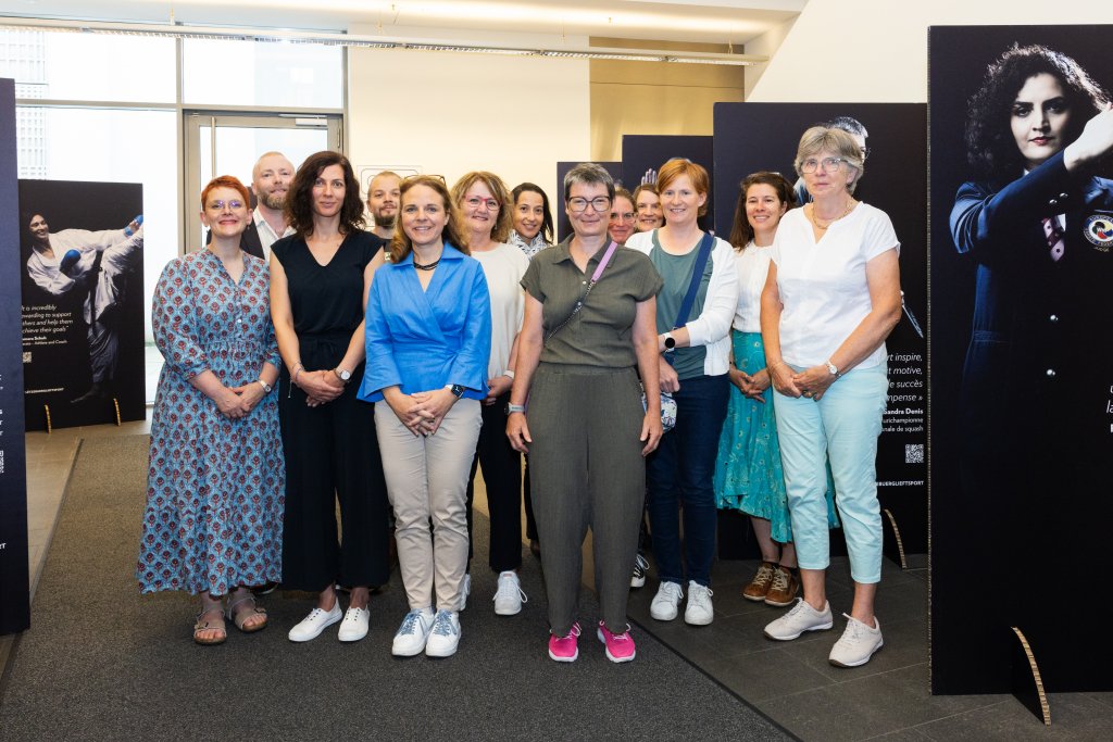 Image des femmes lors de l'inauguration de l'exposition à l'intérieur de la City Bibliothèque