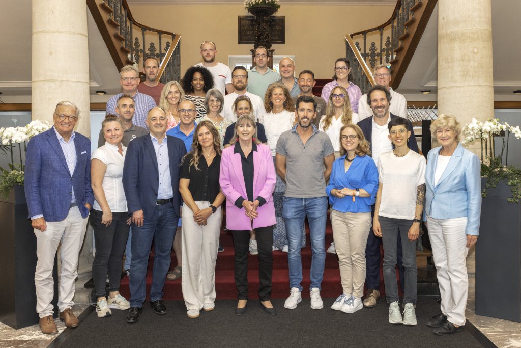 Image du conseil échevinal avec les coureurs de la Ville de Luxembourg
