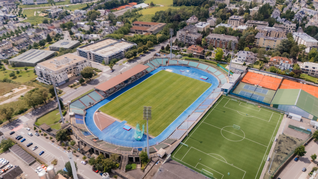 Vue drone sur le Stade Josy Barthel en été