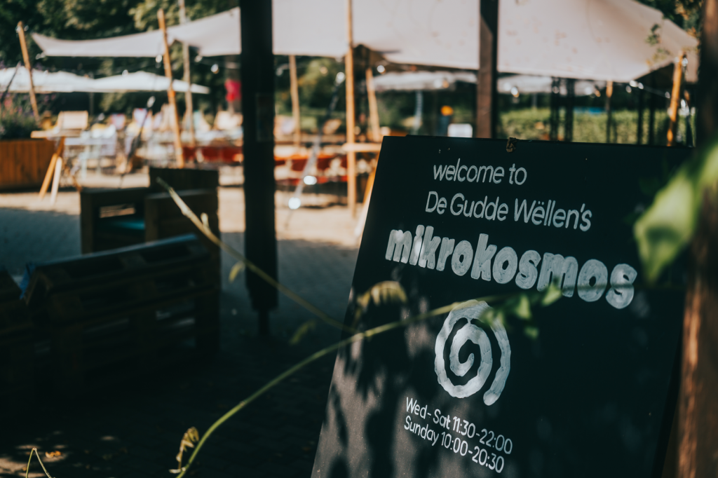 Image du panneau indiquant l'entrée du Pop-Up mikrokosmos