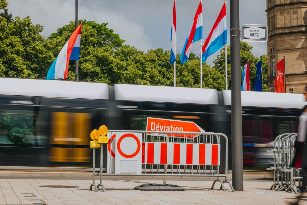 Tram et drapeaux