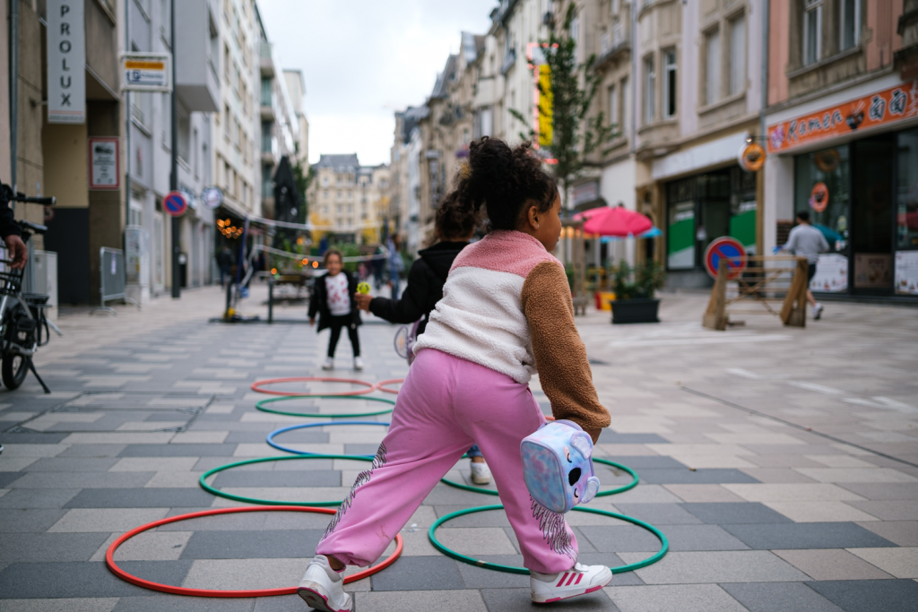 Image d'un enfant qui participe à une activité dans la Rue de Strasbourg