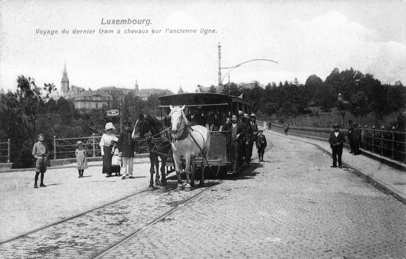 Image de 1908 montrant le dernie voyage du tram à chevaux sur le viaduct liant les quarties ville-haute et gare