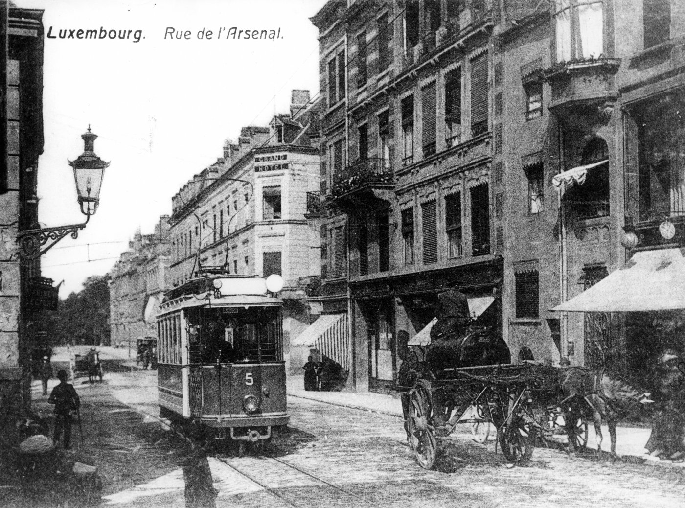 Image de 1909 montrant un tram éléctrique dans la Rue de l'Arsenal