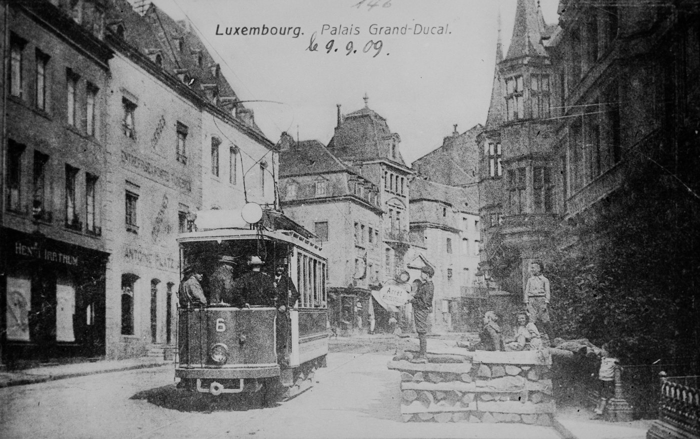 Image d'un tramway électrique devant le Palais Grand-Ducal en 1909