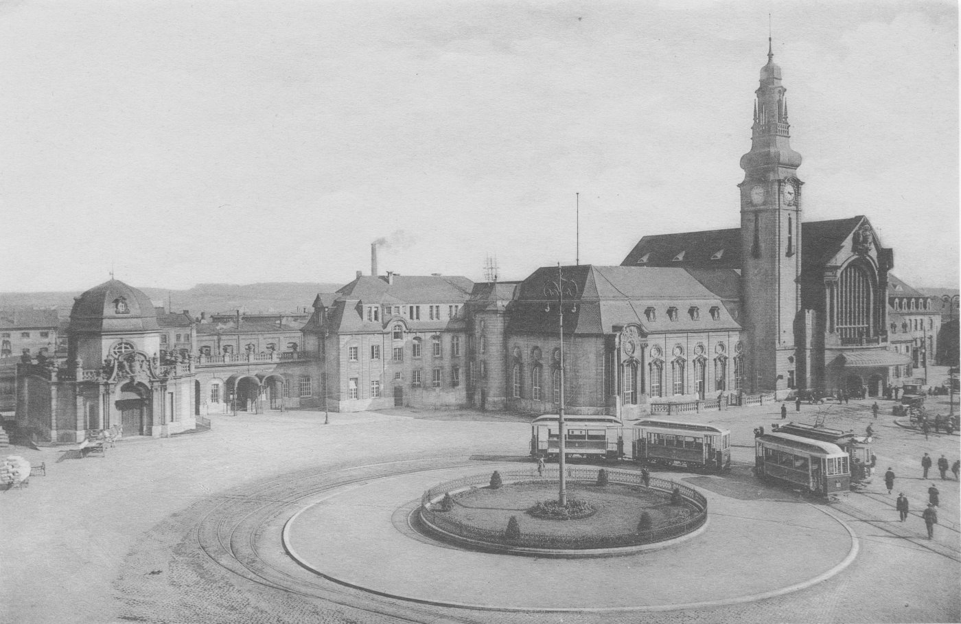 Image de 1925 d'un tramway devant la Gare Centrale