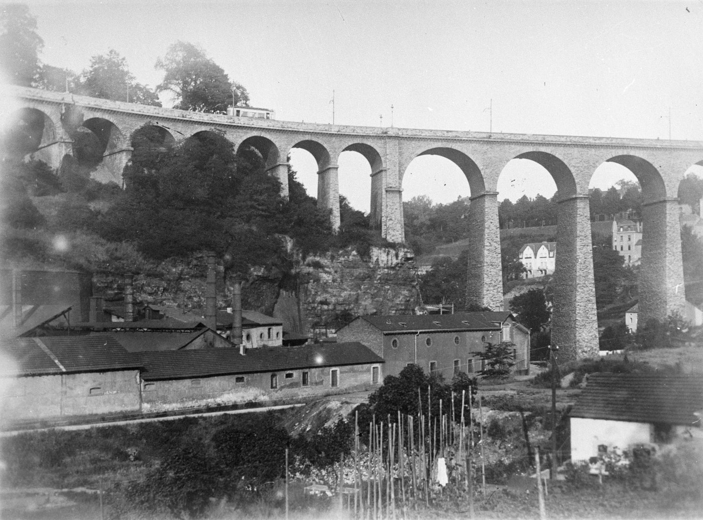 Image pris du Grund montrant un tram sur le viaduc
