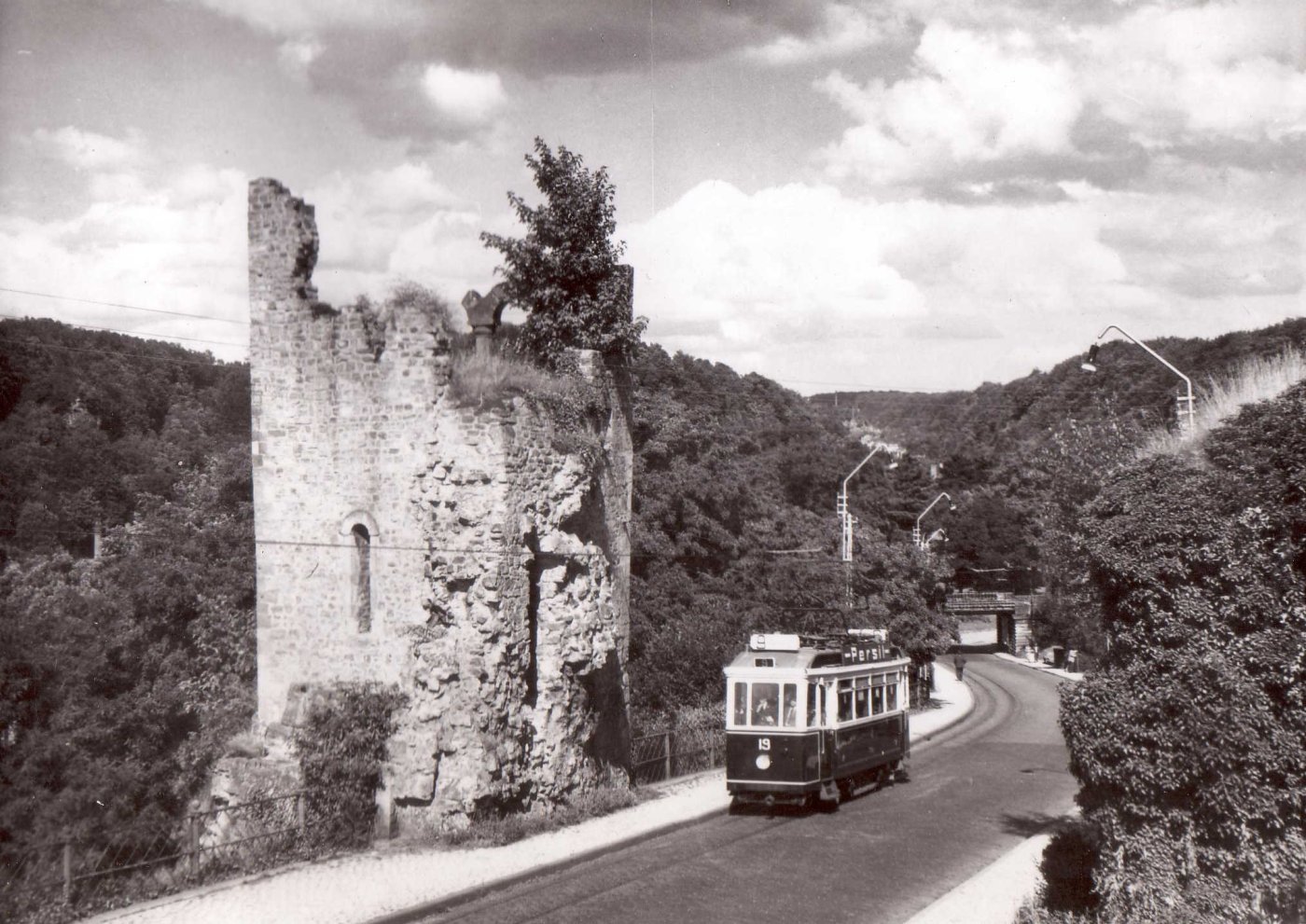 Image d'un tramway en train de monter à côté du "Huelen Zant"