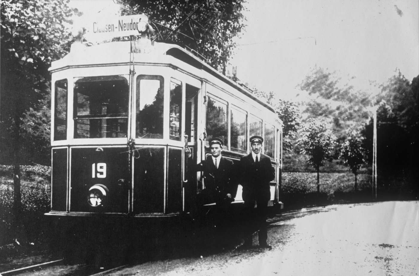 Image de chauffeurs de tramway à côté du tramway numéro 19