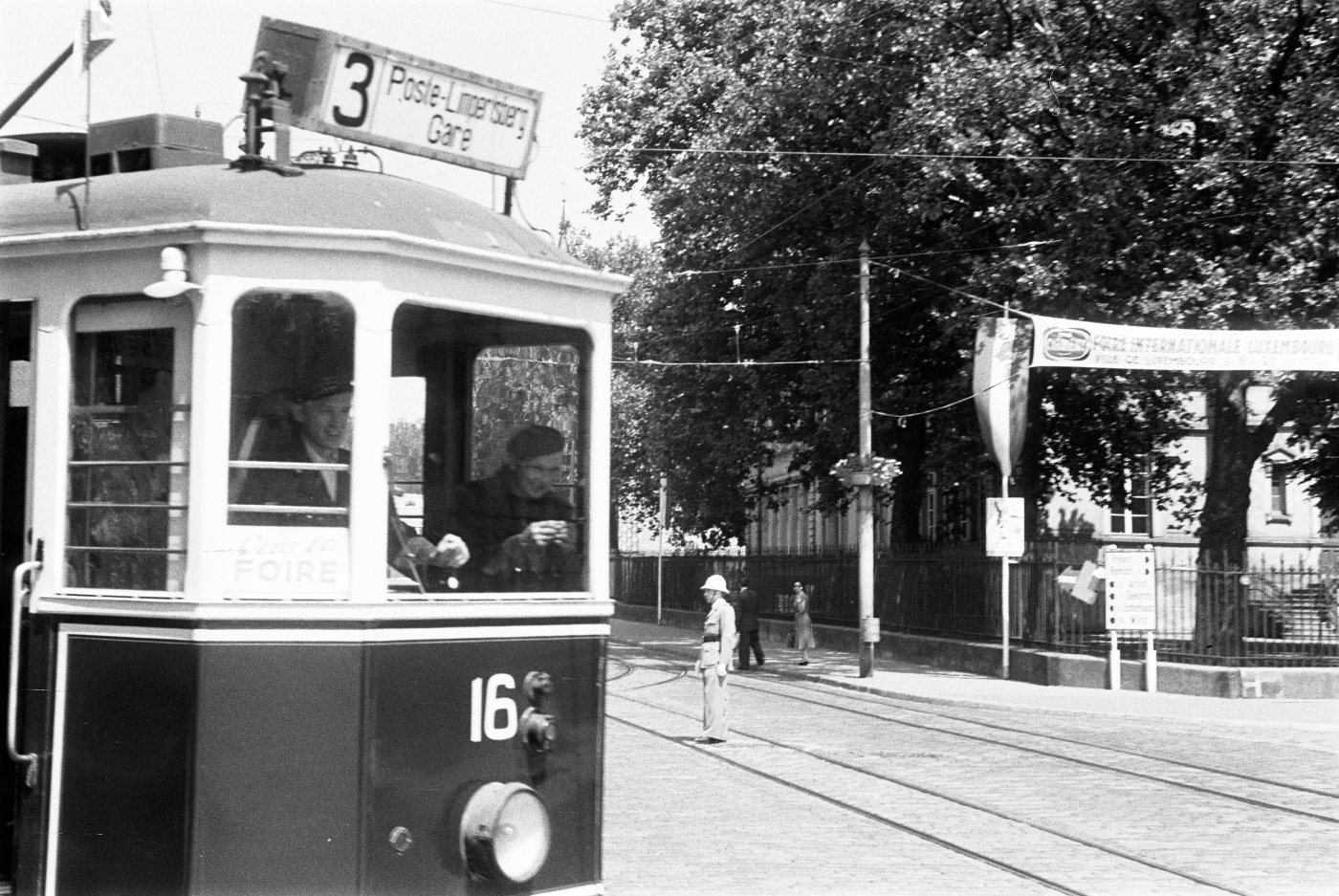 Image du tramway 16 sur la ligne 3 en direction de la Gare, prise en 1952