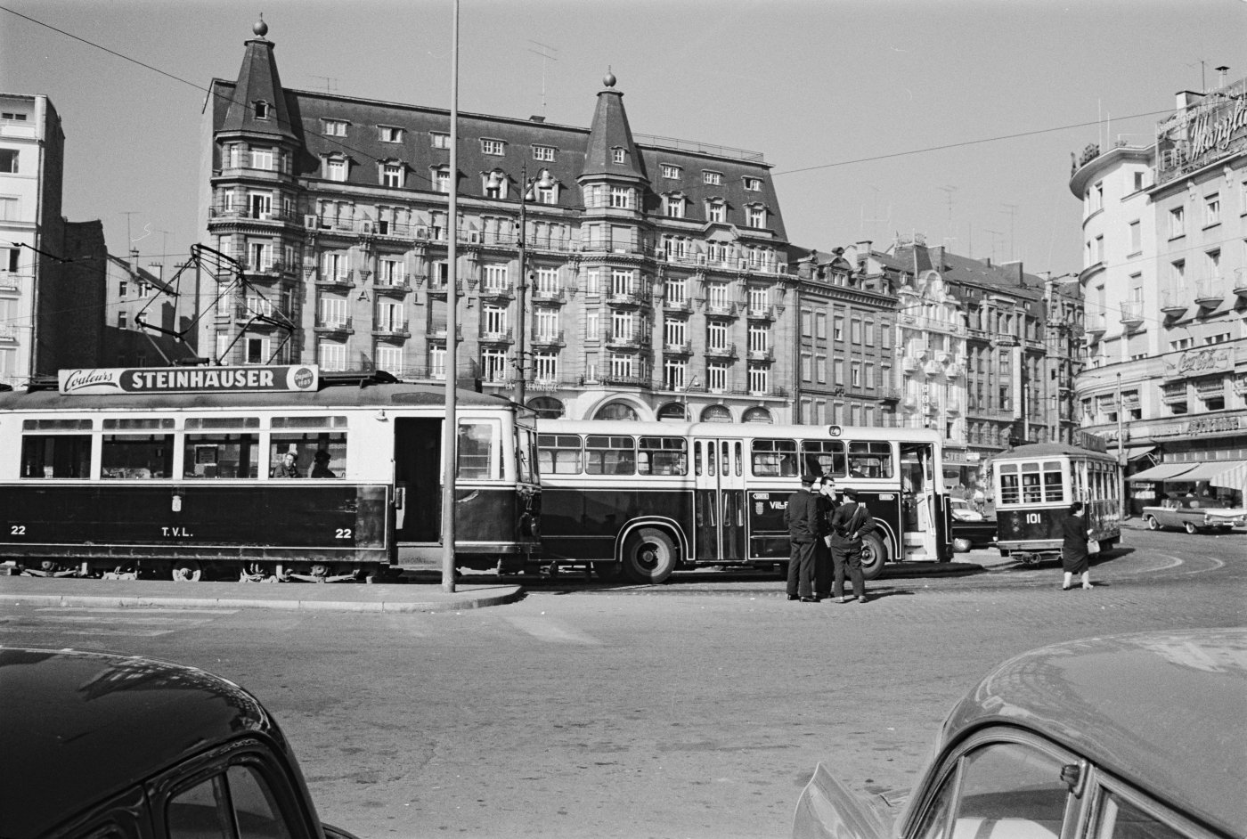 Image de Trams et Bus devant la Gare Centrale