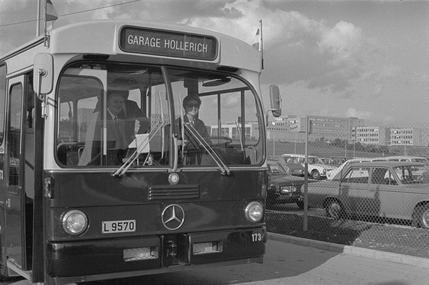Image de 1975 montrant un bus Mercedes en direction du Garage à Hollerich