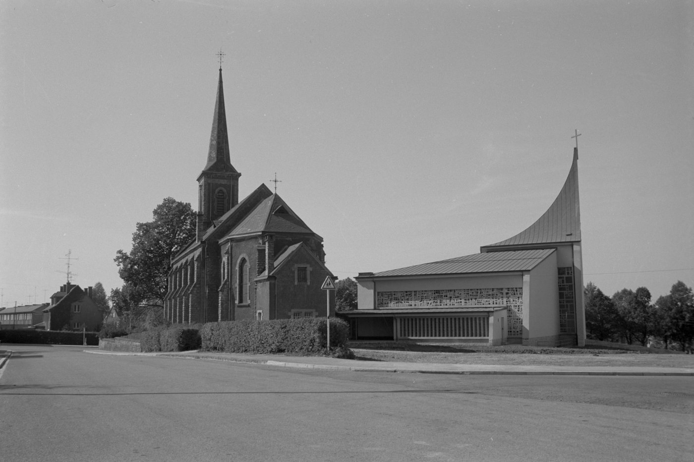 La courte coexistence des deux églises de Cessange en 1971