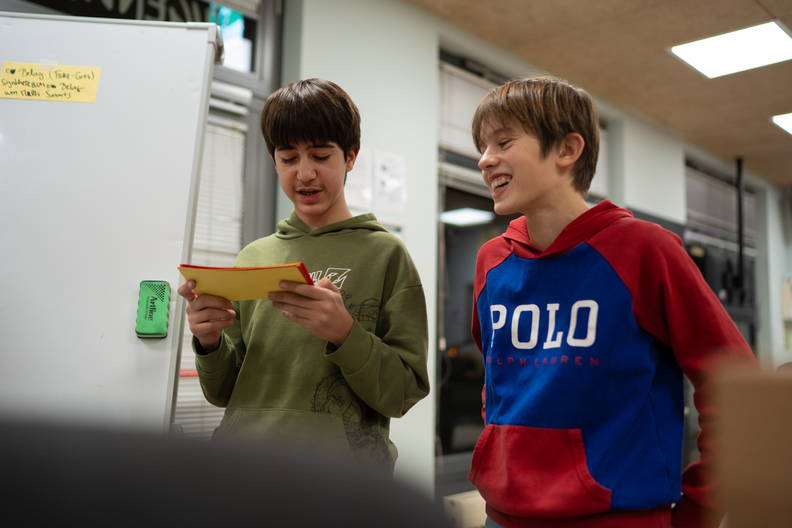 Image de jeunes en train de discuter lors du forum Lëtz Discuss