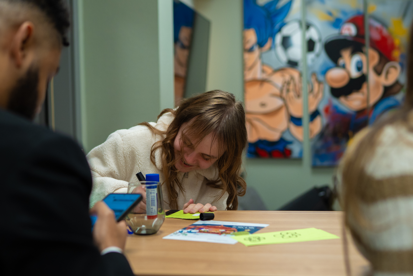 Image de jeunes en train de discuter lors du forum Lëtz Discuss