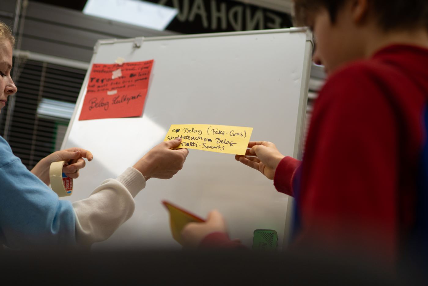 Image de jeunes en train de discuter lors du forum Lëtz Discuss