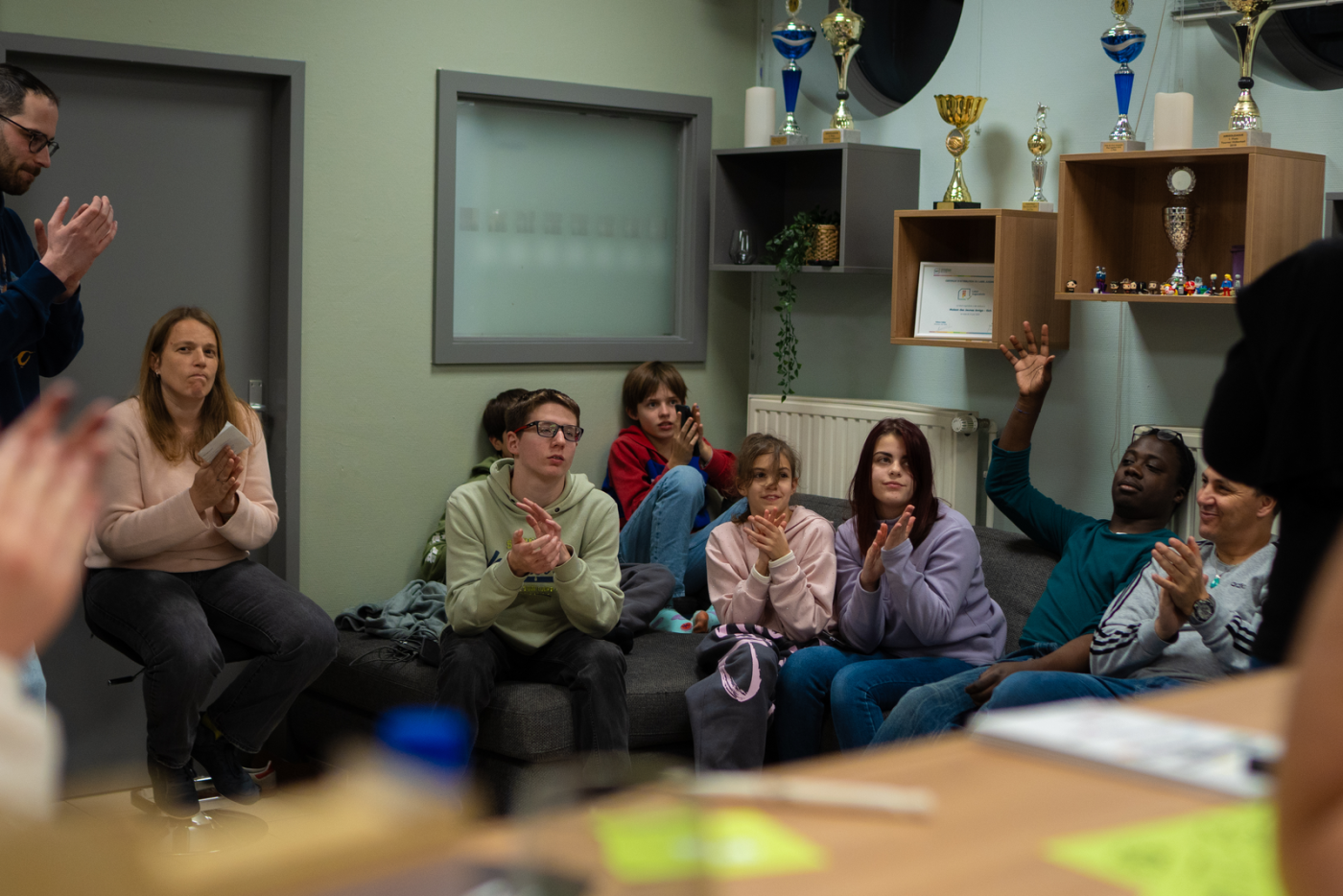 Image de jeunes en train de discuter lors du forum Lëtz Discuss