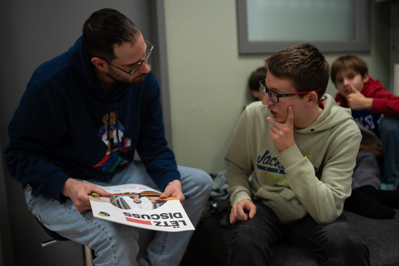 Image de jeunes en train de discuter lors du forum Lëtz Discuss