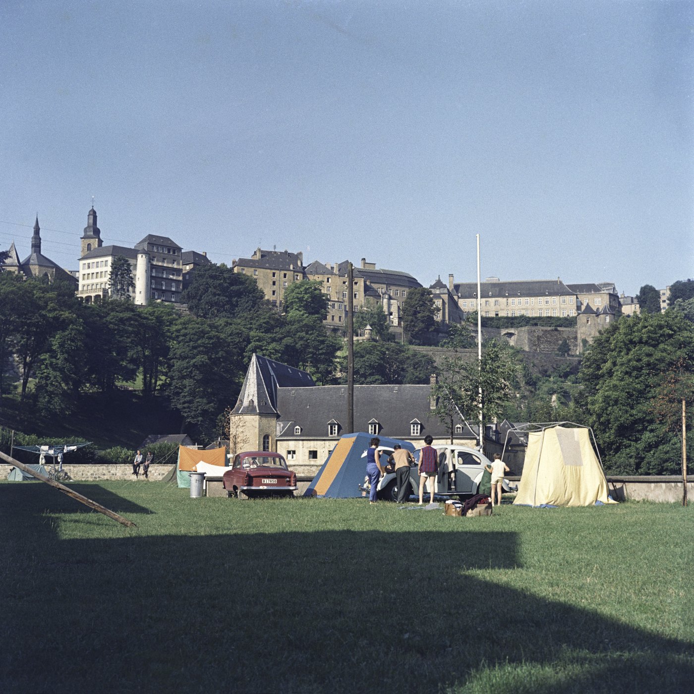 « More than a postcard. Le Luxembourg entre arrivée et départ »