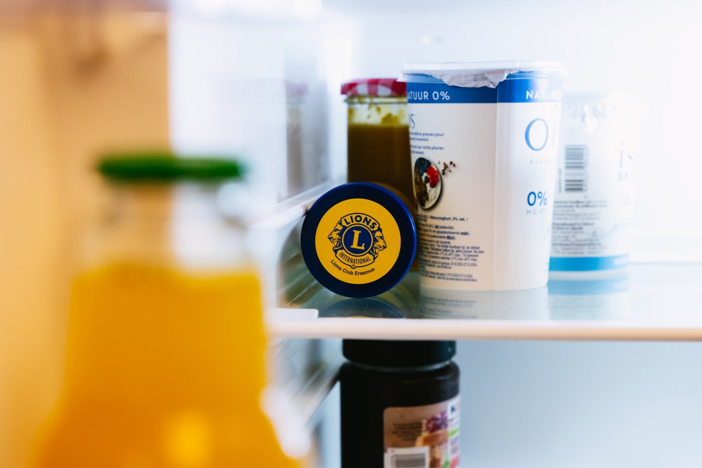 Image de la Lions Emergency Box à l'intérieur d'un réfrigérateur