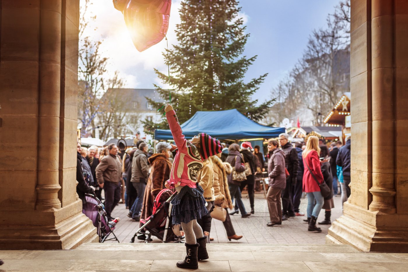 enfant jouant avec un ballon sur le marché de Noël sur la place d'Armes