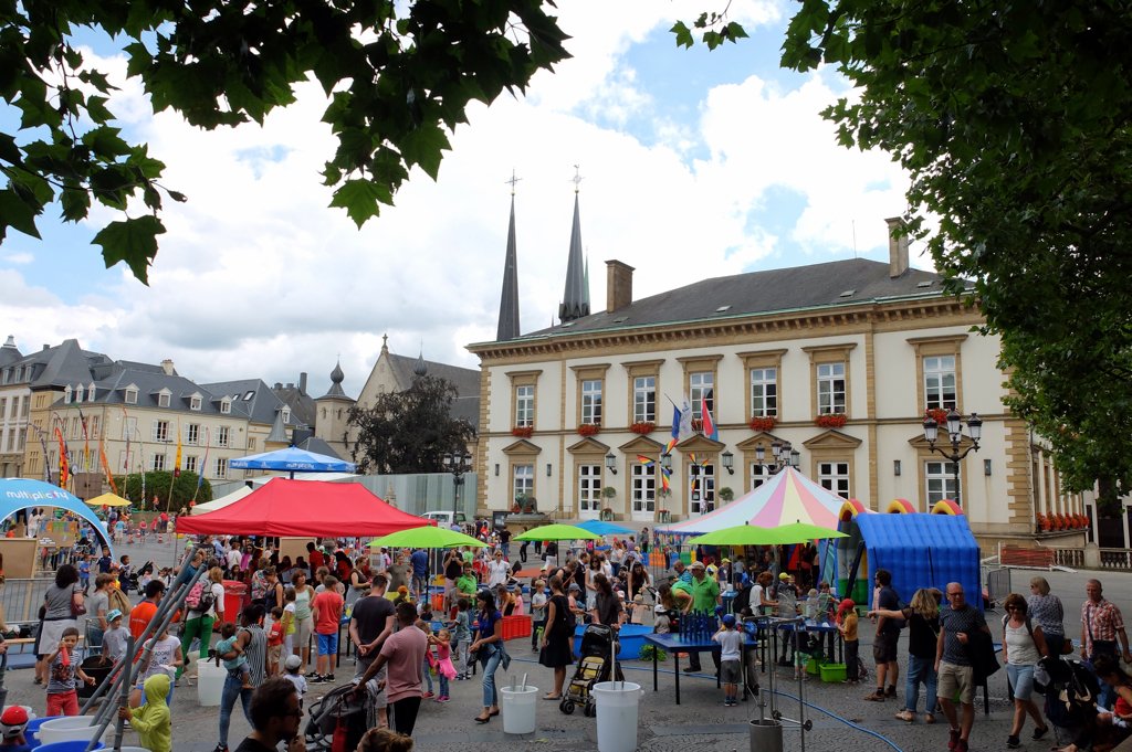 enfants jouant sur la place Guillaume II lors de la fête de jeux pour enfants Kanner in the City