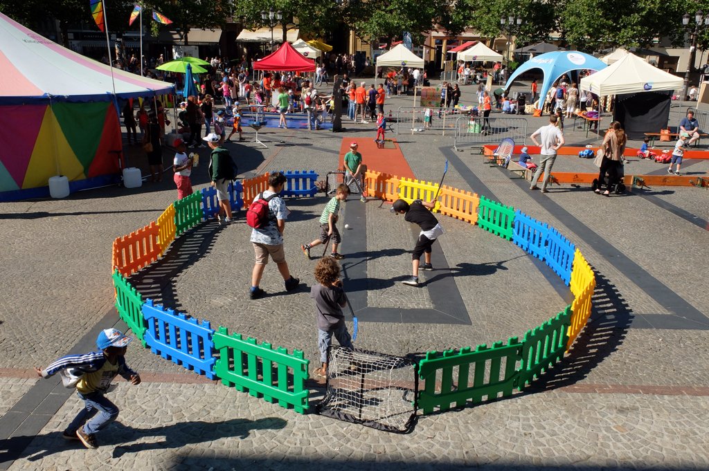 enfants jouant sur la place Guillaume II lors de la fête de jeux pour enfants Kanner in the City