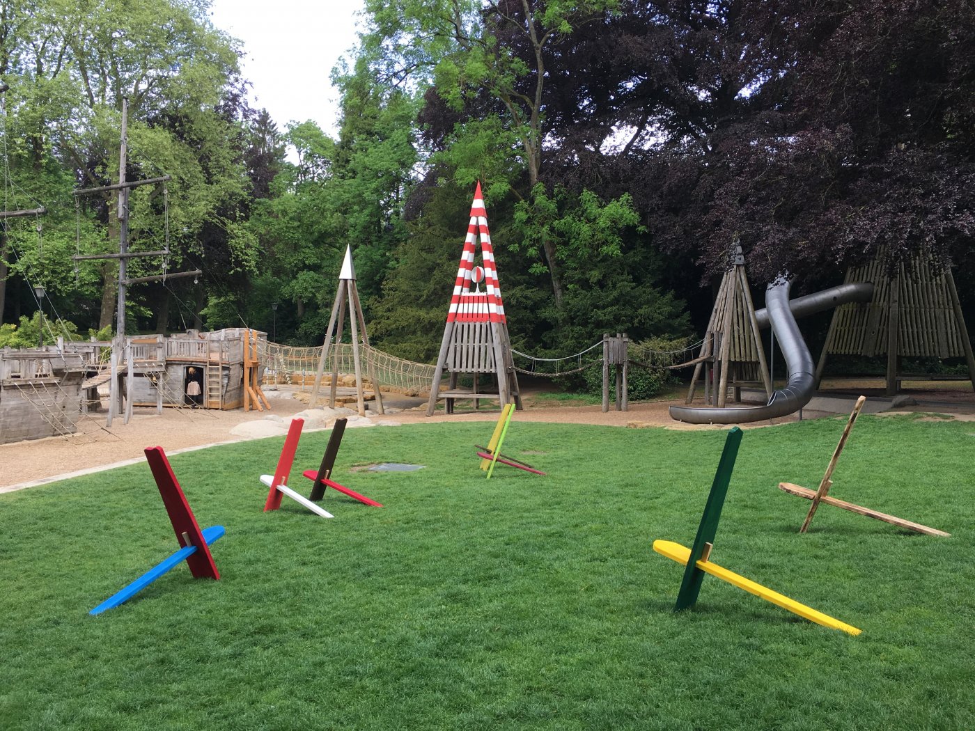 Meubles en bois sur une aire de jeux fabriquées dans les ateliers du patrimoine naturel