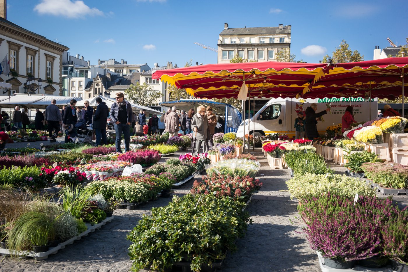 marché hebdomadaire sur la place Guillaume II