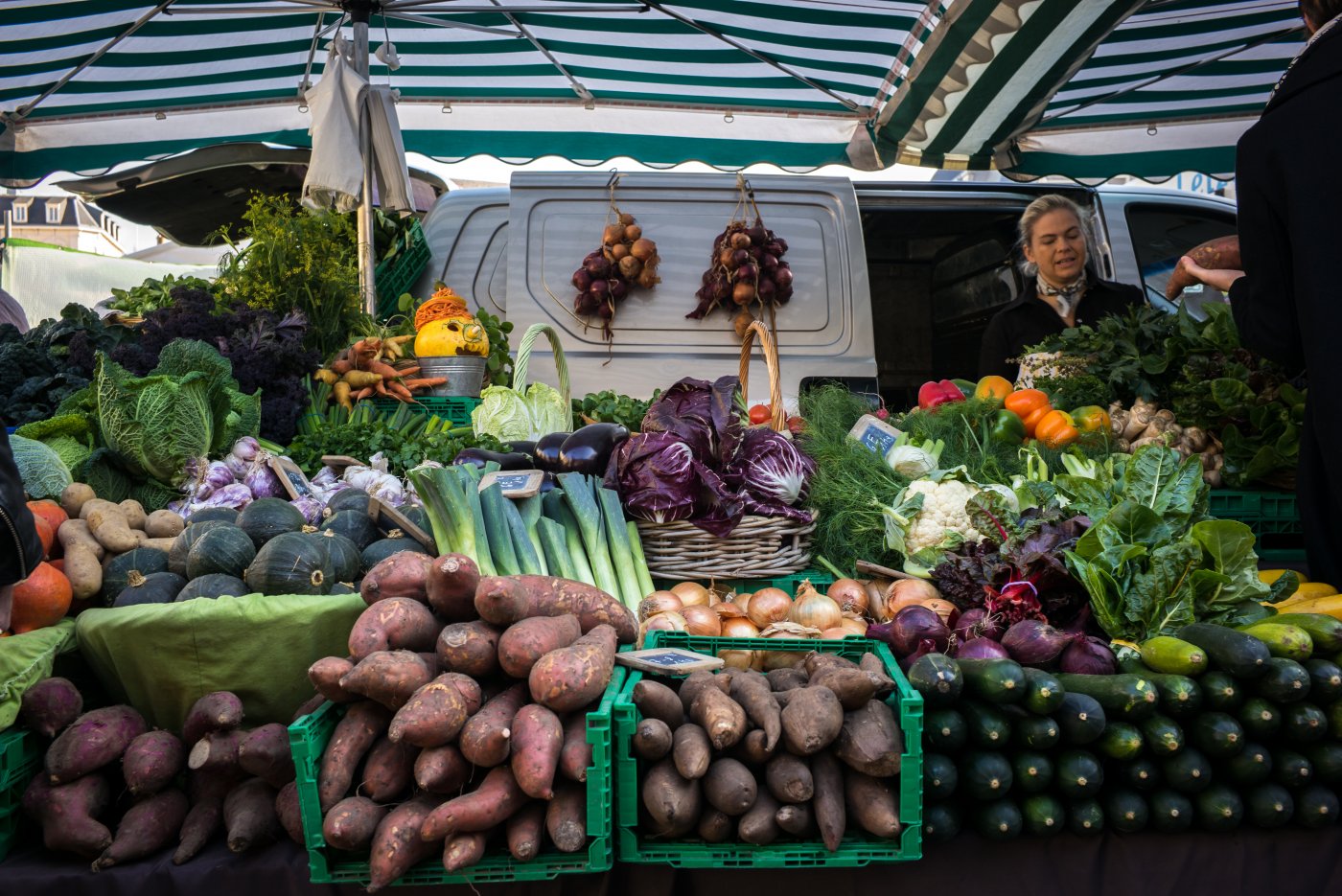 marché hebdomadaire sur la place Guillaume II