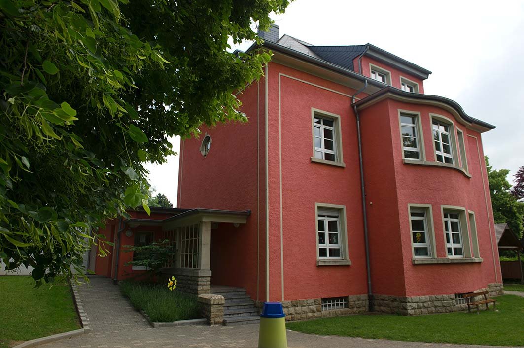 Crèche avec façade rouge sur la route d'Arlon