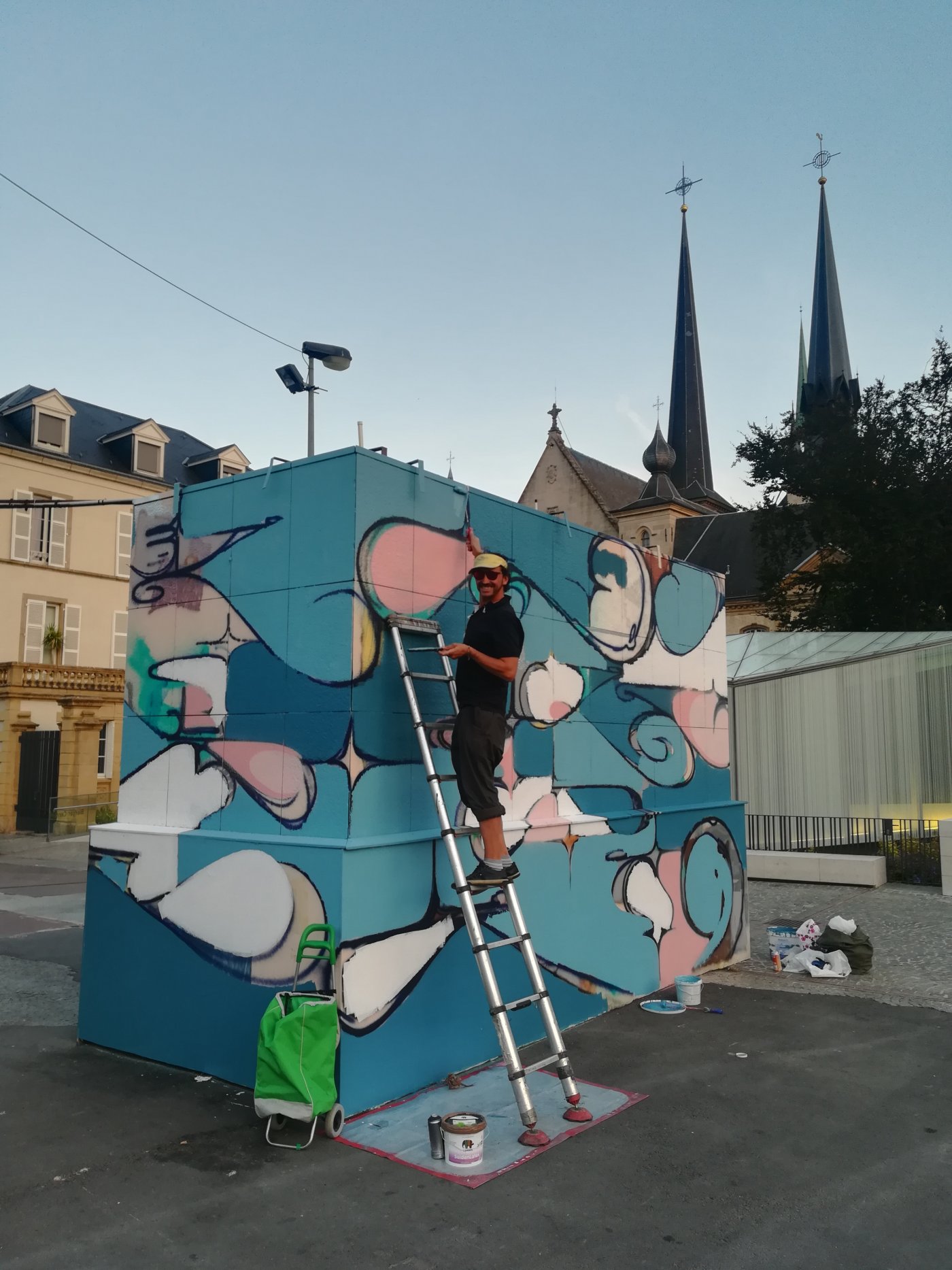 préparatifs de la tour de ventilation parking place Guillaume II par l'artiste SADER