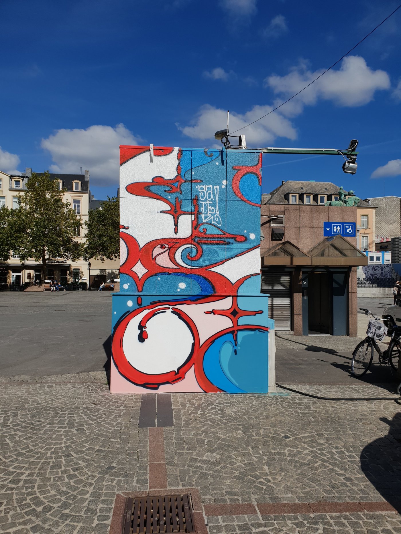 Tour de ventillation à la place Guillaume II peinte par l'artiste SADER