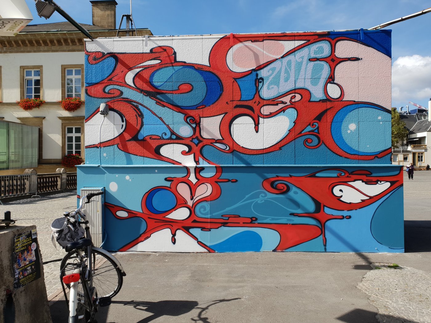 La tour de ventilation parking place Guillaume II peinte par l'artiste SADER en 2018
