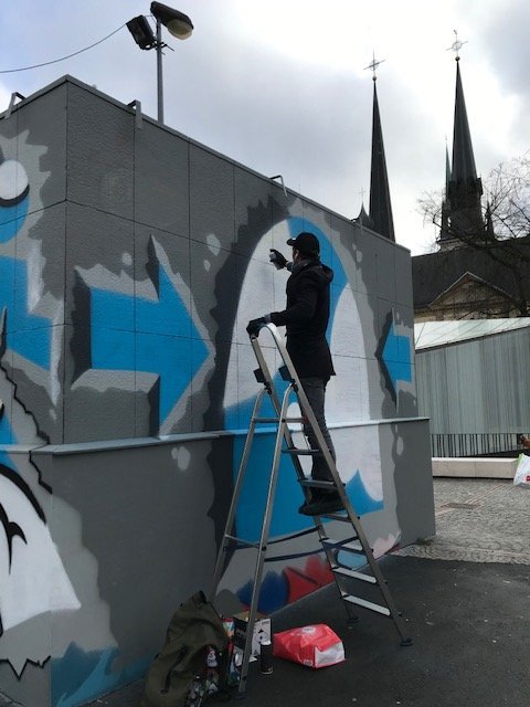 Tour de ventillation sur la place Guillaume II peinte par l'artiste Thomas Iser en 2019