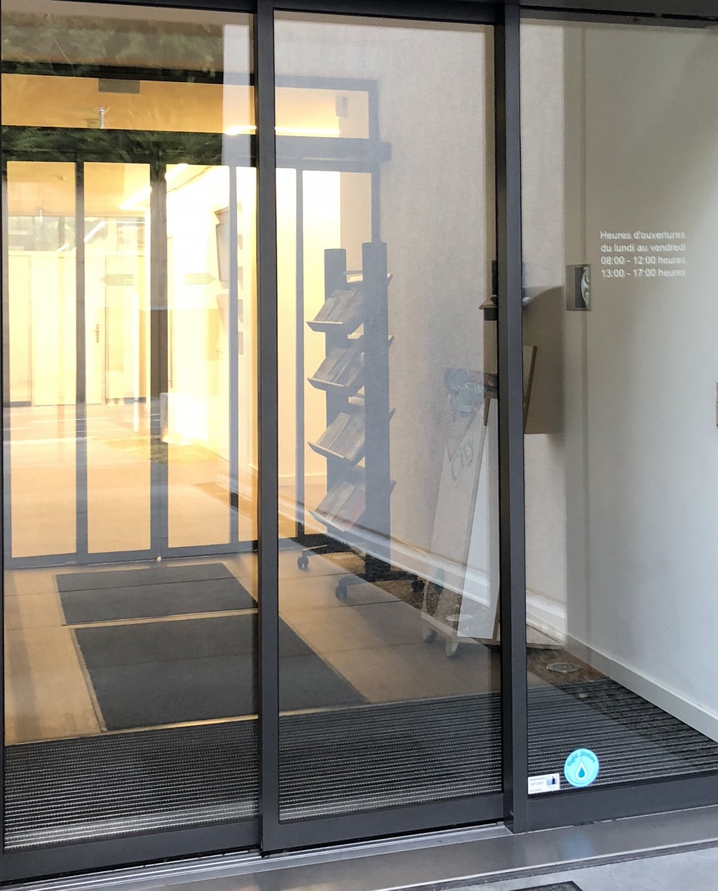 Illustration de l'entrée du bâtiment du Service Eaux