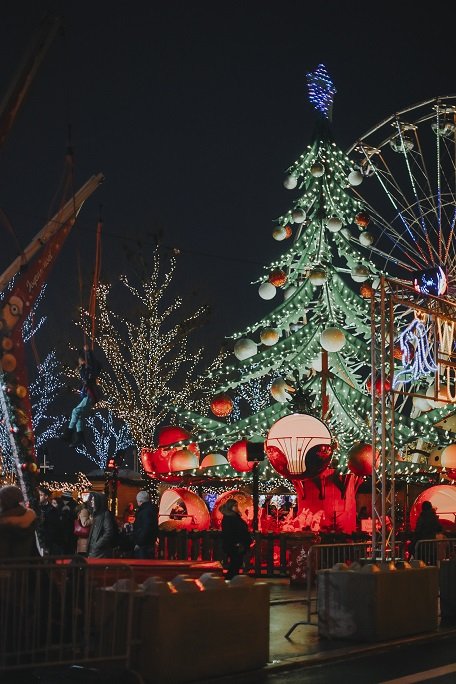 Illustration du marché de noël à la place de la constitution