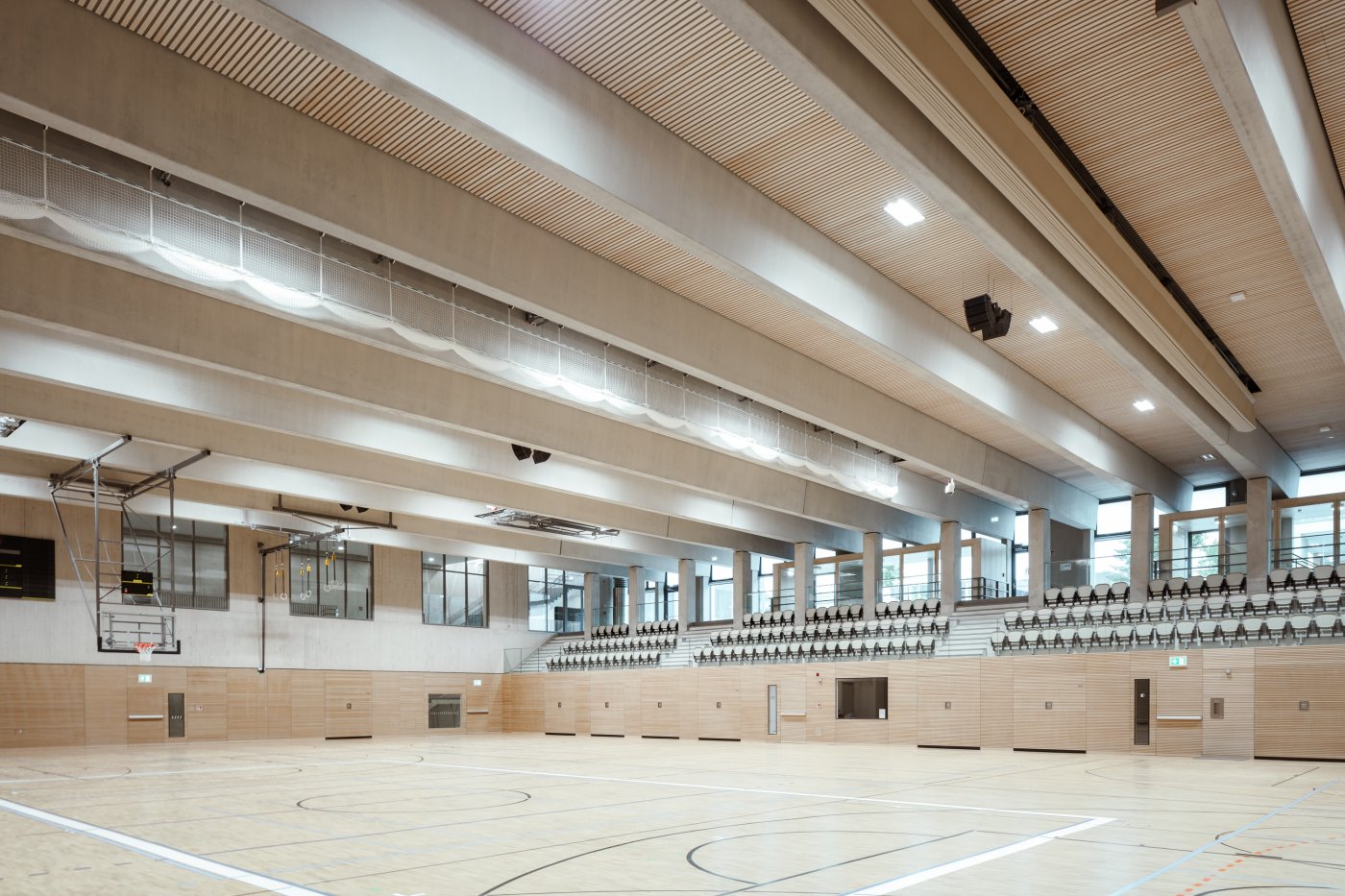 Vue depuis le terrain du centre sportif sur les gradins