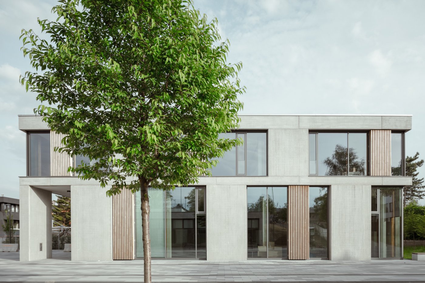 Vue depuis nouvelle place centrale sur façade école