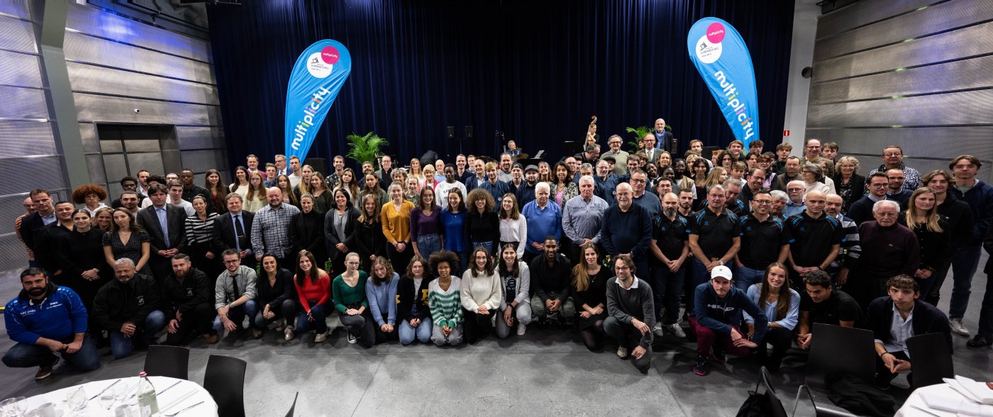 atthlètes et équipes sportives ensemble avec les échevins de la ville