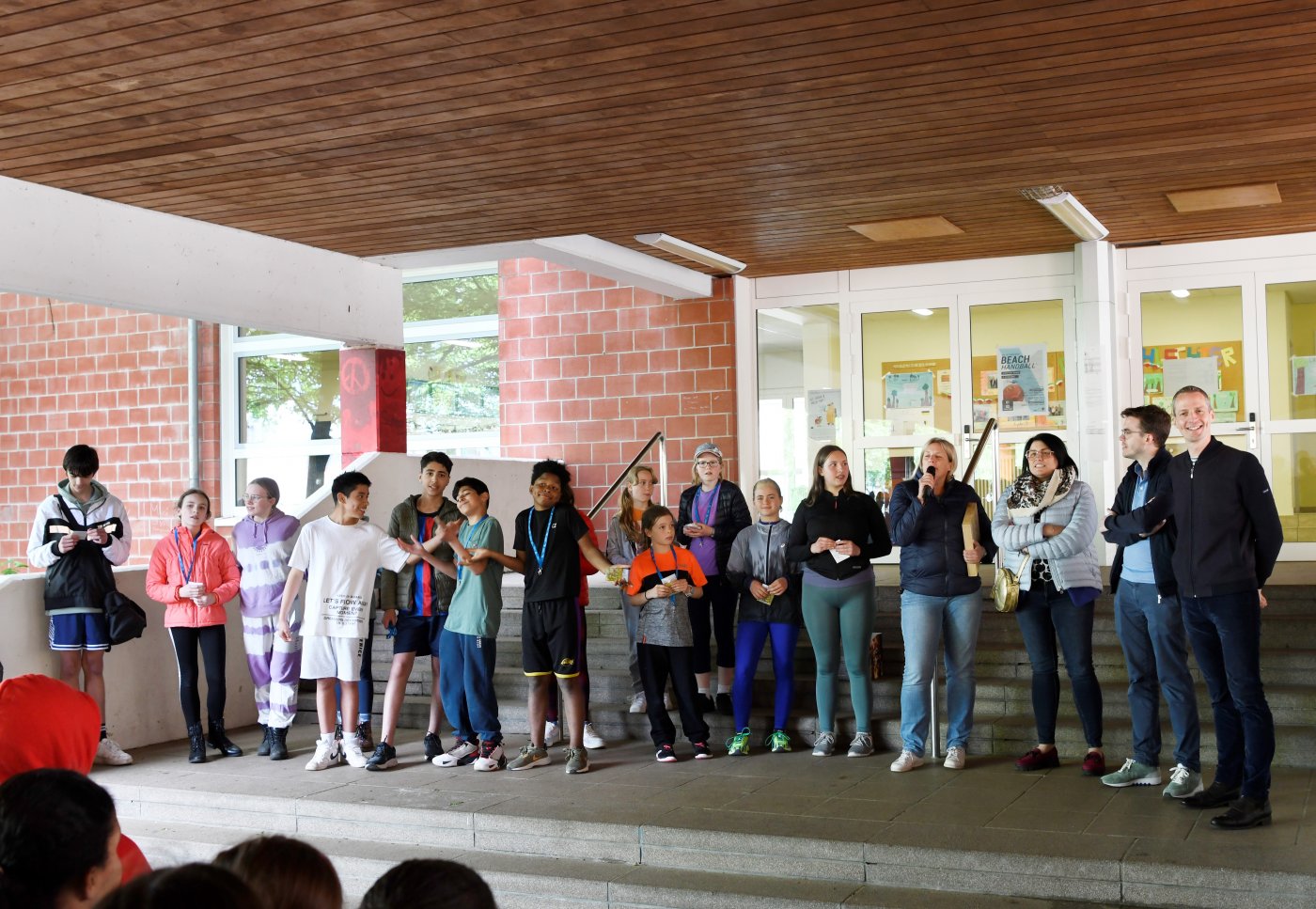 Les élèves ayant participé à la course lors de la remise des prix