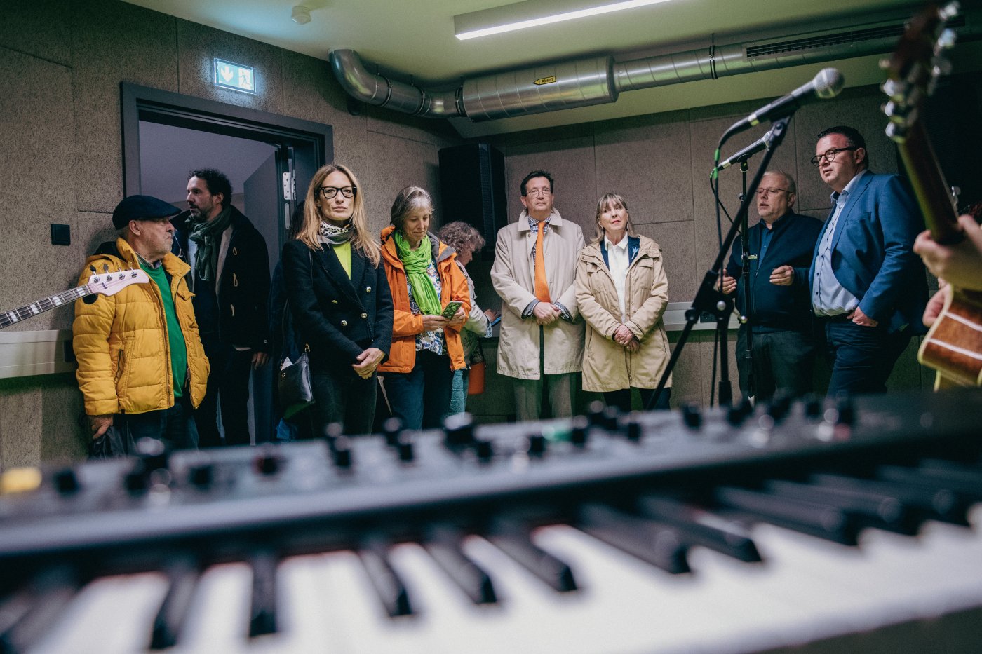personnes responsables en écoutant un concert dans une salle de répétition