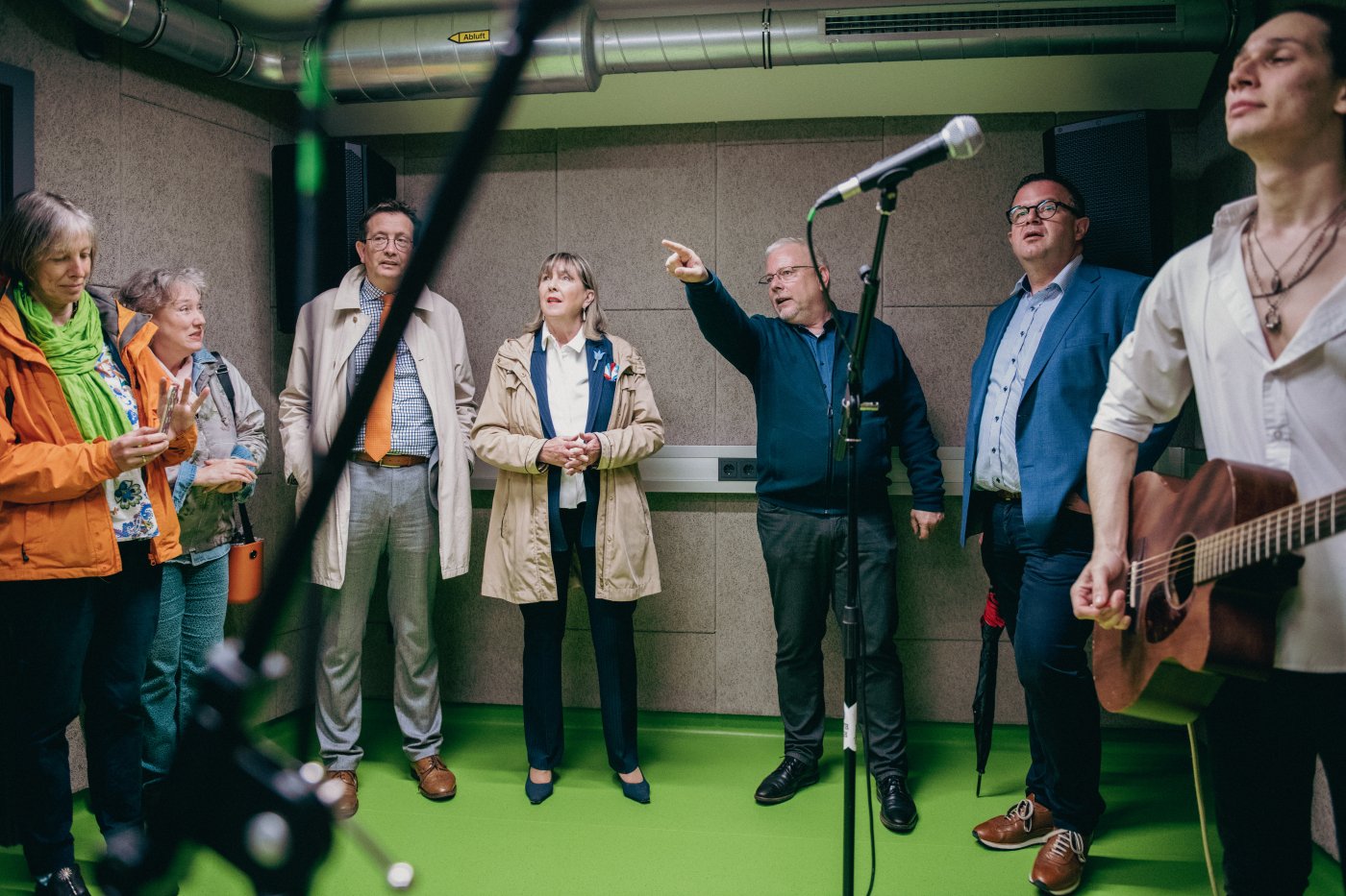 personnes compétentes lors de la visite d'une salle de répétition