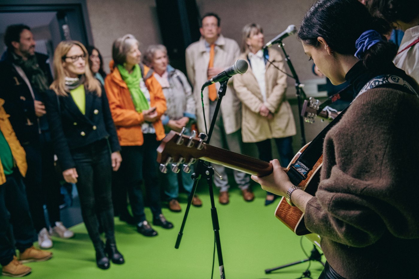 personnes responsables en écoutant un concert dans une salle de répétition