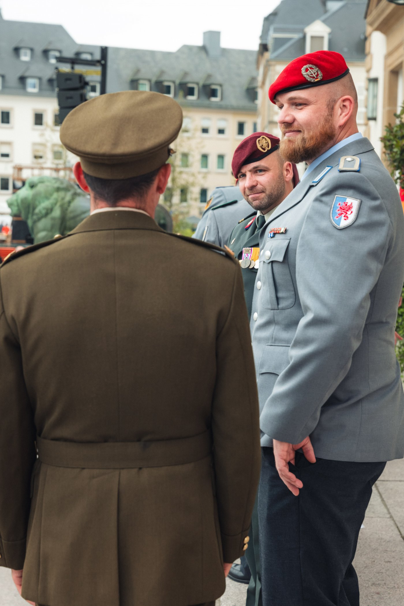 trois soldats en discussion