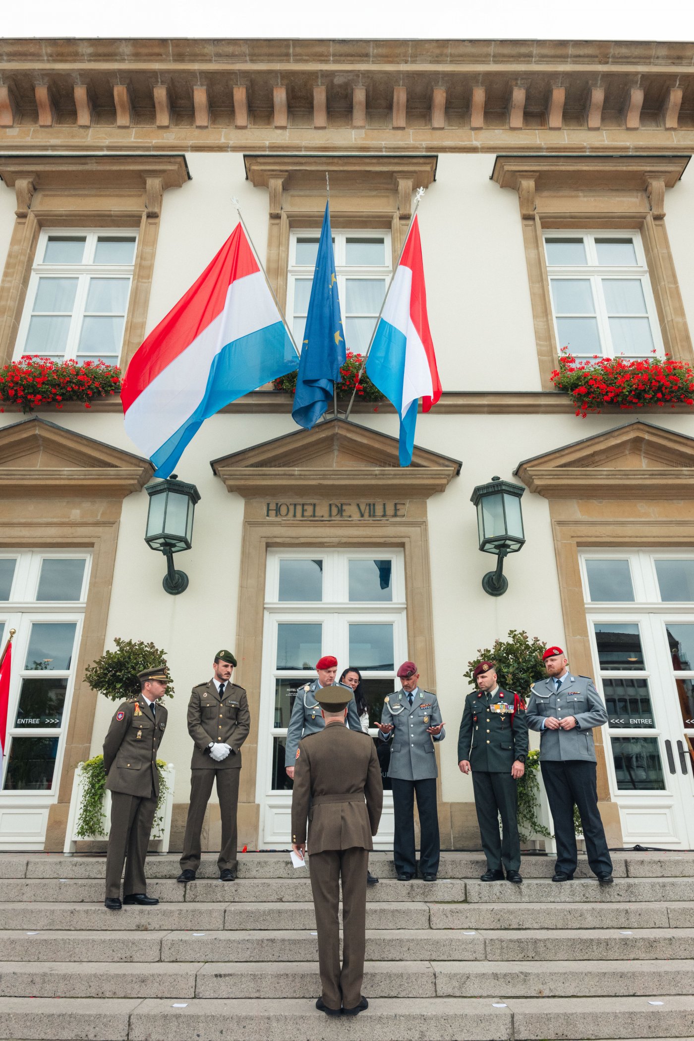 un groupe de soldats en briefing devant l'hôtel de ville de Luxembourg-Ville