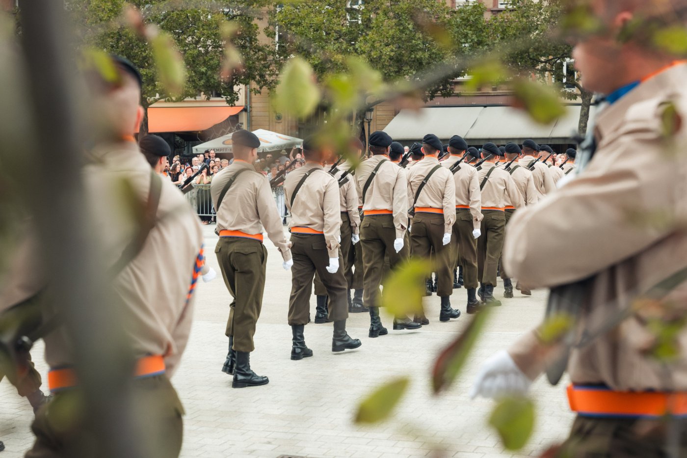 groupe de soldat entrain de marcher sur la place guillaume II