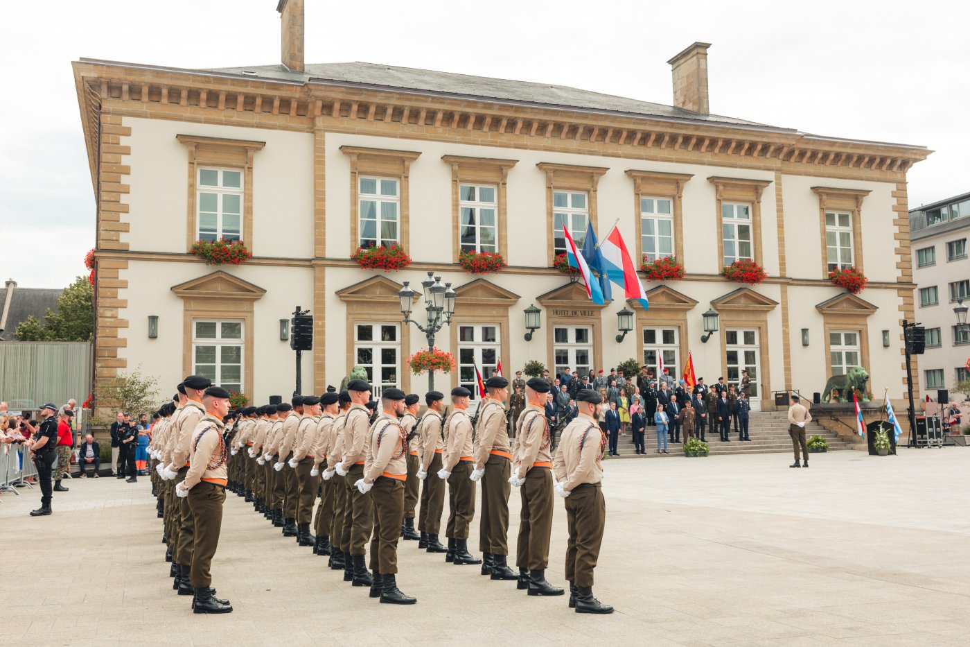 les soldats en formation avec l^hôtel de Ville en arrière-plan