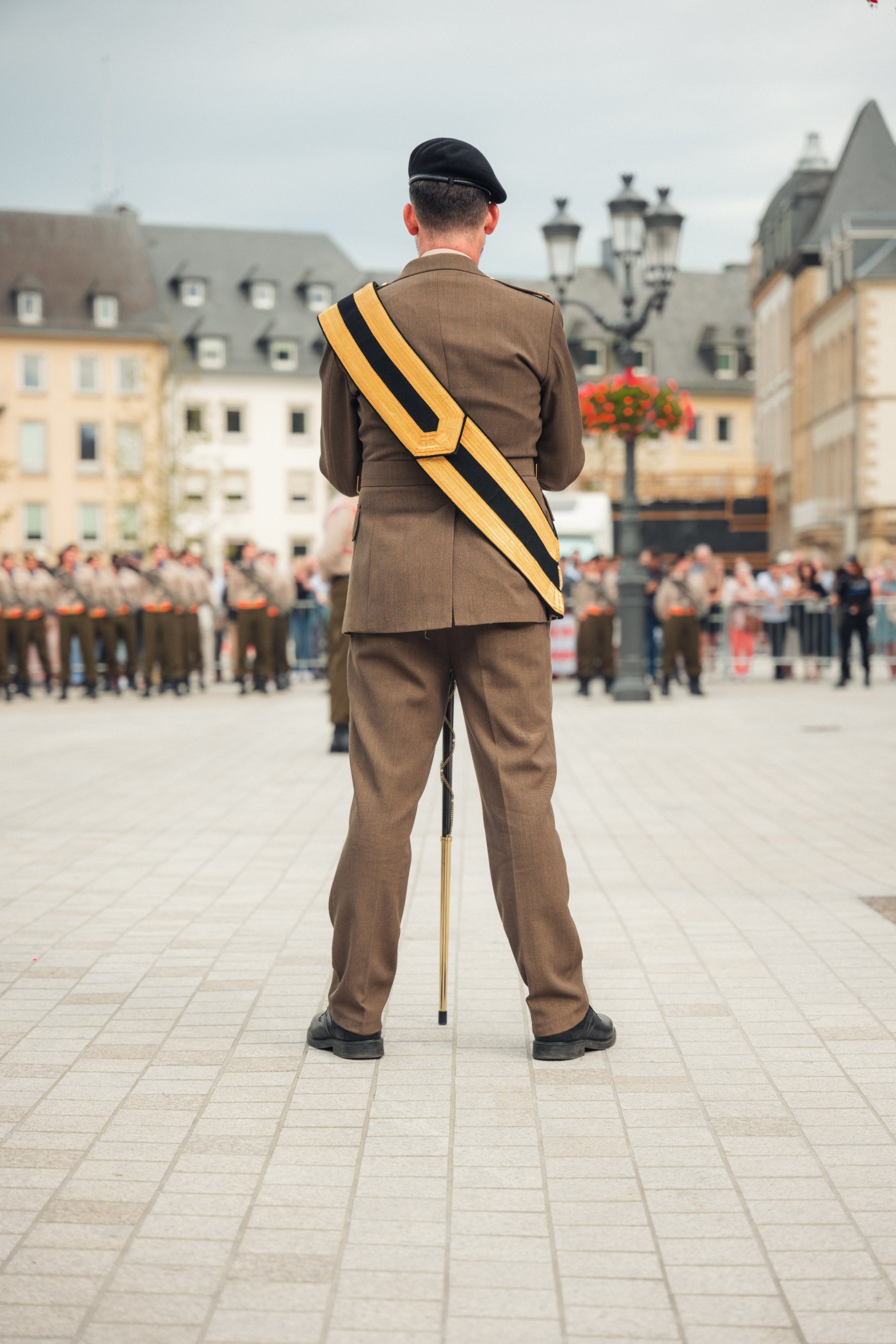 les soldats en formation avec l^hôtel de Ville en arrière-plan